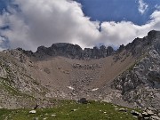 43 Da quota 2193 m oltre il Passo di Corna Piana , spettacolare vista sul roccioso versante nord d'Arera (2512 m)